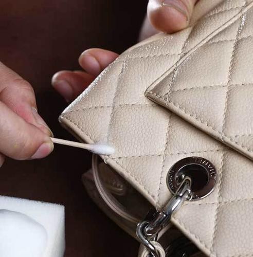 How to Clean a Leather Bag at Home